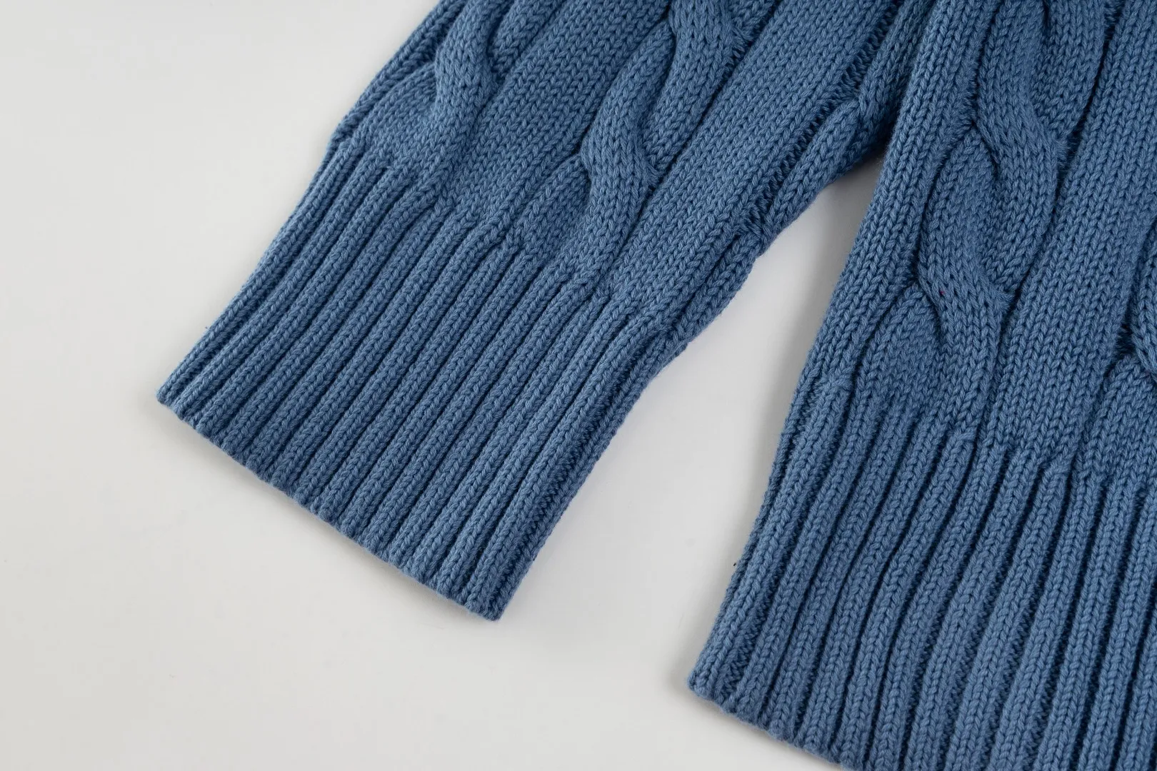 P236 #R92 RALPH LAUREN Ralph Lauren fifteen colors classic small label embroidery logo turtleneck pullover half-zip knitted cable sweater with high-density LOGO embroidery on the chest and original customized tag accessories. Made of pure cotton yarn, pure cotton is skin-friendly and comfortable, small label war horse embroidered twist turtleneck sweater 🐎 high quality, follow the blogger to learn how to wear it! Let’s buy a Ralph Lauren cable sweater. It’s a super hard-to-find series after it became popular. It’s hard to find one on the official website. It’s simple and practical to wear, with a lazy and loose feel. The thickened fabric has more texture, feels soft and delicate, and has a loose fit. Whether worn alone or layered, you can wear different styles of fashion with just one piece!   Size：XS S M L